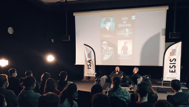 CONFÉRENCE À L’ESIS : JEAN-PIERRE JEUNET PREND LE MICRO DANS L’AMPHITHÉÂTRE